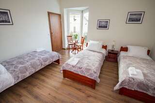Отели типа «постель и завтрак» Royal House Гданьск Трехместный номер с ванной комнатой-5